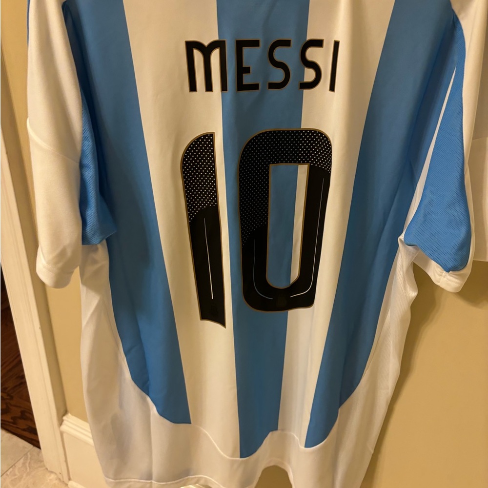 Adidas Messi jersey - Picture 7 of 8